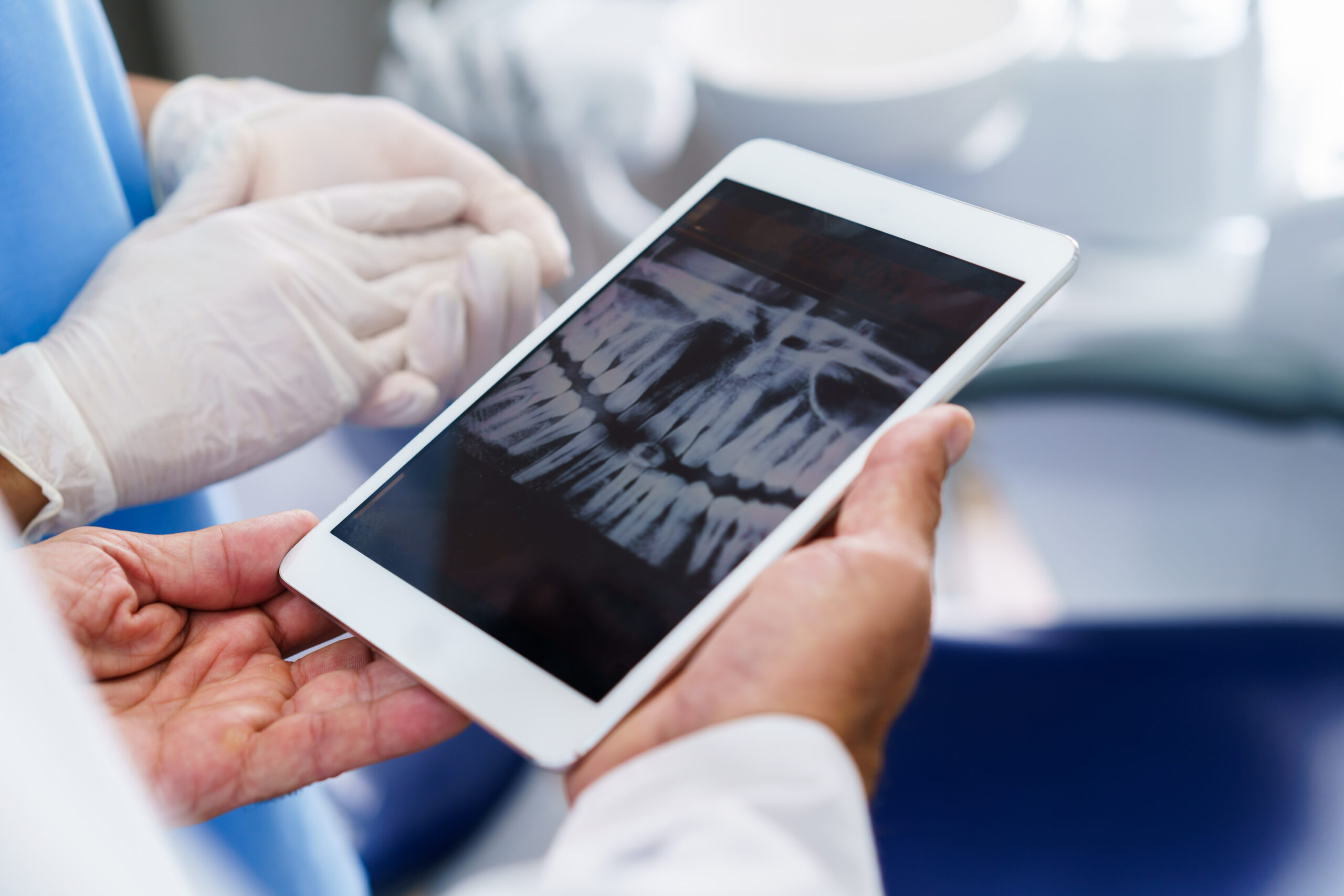 진료안내 dental tablet displaying x ray during checkup