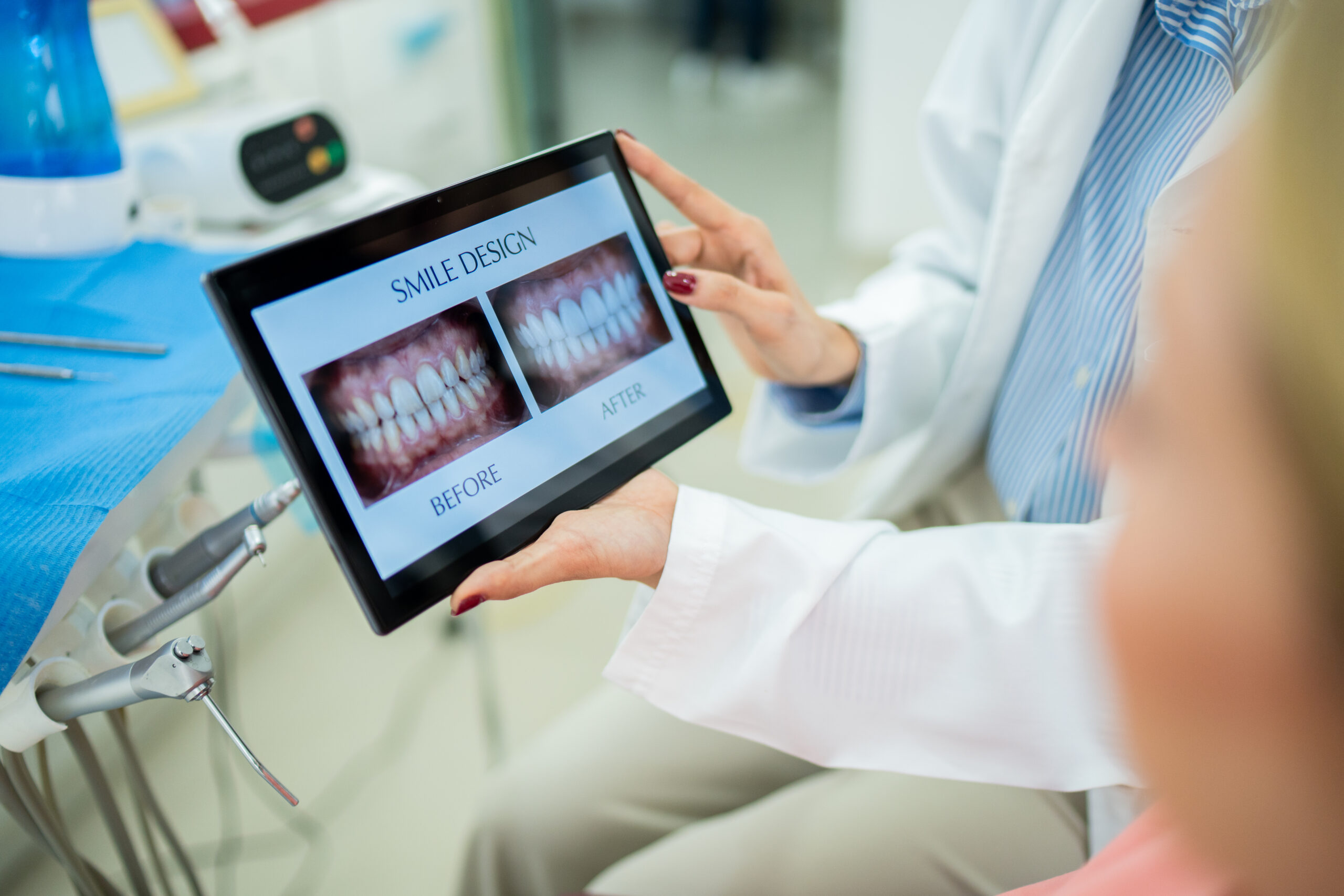 진료안내 orthodontist showing tablet to patient